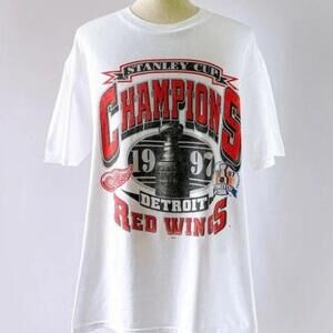 Retro Detroit Red Wings Hockey Fan Girl Graphic T-Shirt